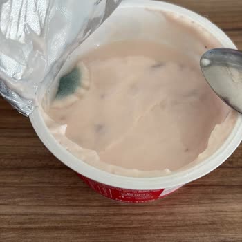 Sek Çilekli Yoğurtta Görünür Küf: Sağlık Endişesi Ve Güven Kaybı
