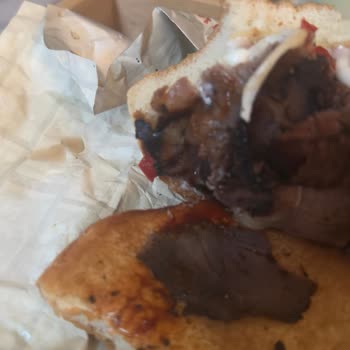 Arby's Menüsünde Çiğ Ve Yanmış Et, Sağlık Sorunu Ve İade Talebi