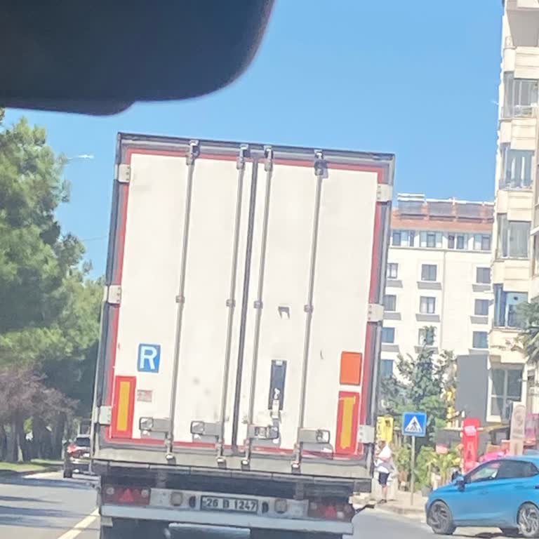 Eti Kamyon Sürücüsünün Tehlikeli Sollama Ve Hakaretli Tutumu