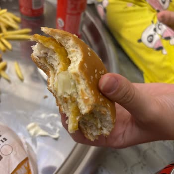 Tavuk Burgerde Kemik Parçası Ve Eksik Soslar