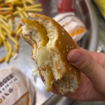 Tavuk Burgerde Kemik Parçası Ve Eksik Soslar