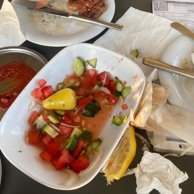 Köfteci Yusuf Şubesinde Sert Ekmek, Buz Gibi Köfte Ve İlgisiz Servis