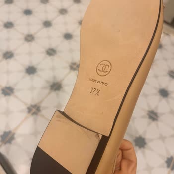 Bota Chanel de Cuero con Daño en el Tacón y Devolución Retrasada