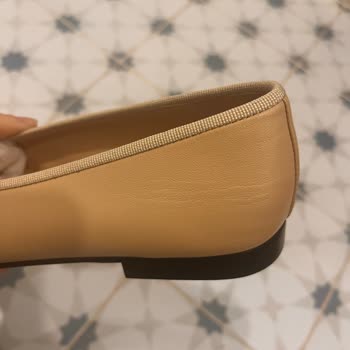 Bota Chanel de Cuero con Daño en el Tacón y Devolución Retrasada