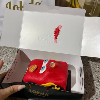 Lokma Tatlı (Trabzon) Kırmızı Araba Şeklindeki Pastam Kapağa Yapıştı Görünümü Bozuldu