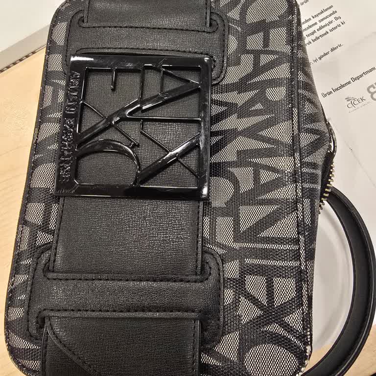 Bolsa Armani Exchange Pierde Color y Se Desgasta la Cremallera