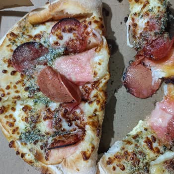 Domino’s Pizza Ankara 3. Etap Şubesinde Sucuklu Ekmekte Renk Değişimi Ve Hijyen Sorunu