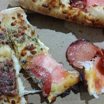 Domino’s Pizza Ankara 3. Etap Şubesinde Sucuklu Ekmekte Renk Değişimi Ve Hijyen Sorunu