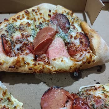 Domino’s Pizza Ankara 3. Etap Şubesinde Sucuklu Ekmekte Renk Değişimi Ve Hijyen Sorunu