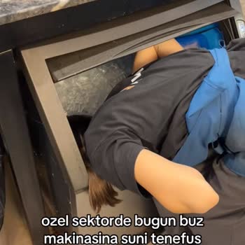 Caribou Coffee Çalışanının Buz Makinesine Kafa Sokması Hijyen İhlali