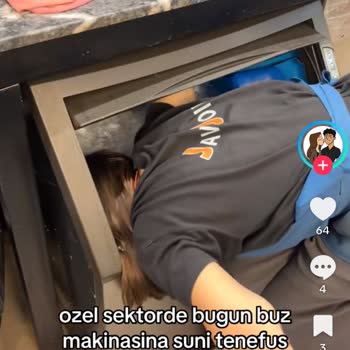 Caribou Coffee Çalışanının Buz Makinesine Kafa Sokması Hijyen İhlali