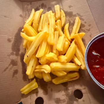 Büyük Boy Pizza Küçük Boyda Ve Soğuk, Eksik Üst Malzeme Ve İade Talebi