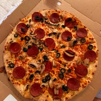 Büyük Boy Pizza Küçük Boyda Ve Soğuk, Eksik Üst Malzeme Ve İade Talebi