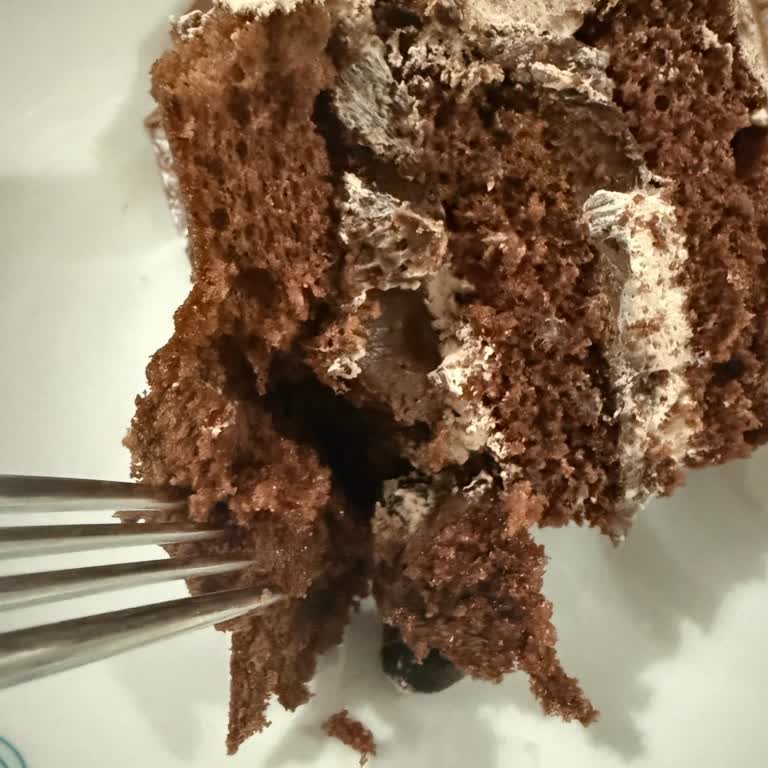 Doğum Günü Pastası Taze Değildi, Keki Sert Ve Muhallebisi Dağınıktı