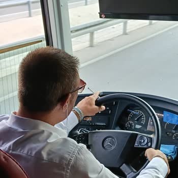 Şoförün Telefonla Oynaması Ve Sigara İçmesi Yolcu Güvenliğini Tehlikeye Attı