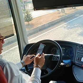Şoförün Telefonla Oynaması Ve Sigara İçmesi Yolcu Güvenliğini Tehlikeye Attı
