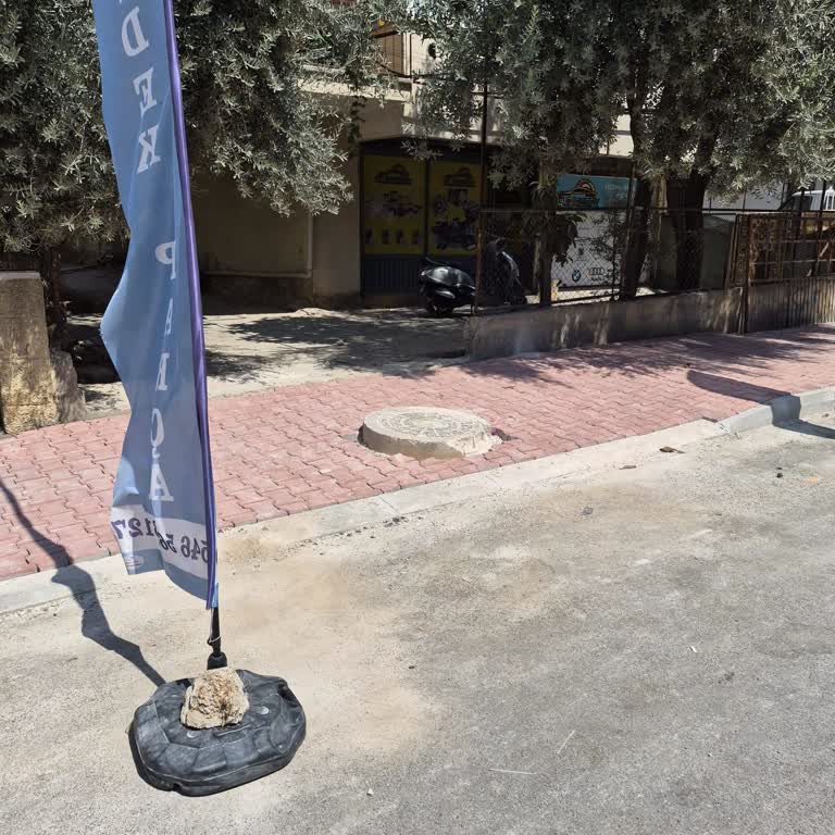 Kaldırımda Yüksek Rögar Kapağı İş Girişinde Ciddi Güvenlik Tehlikesi