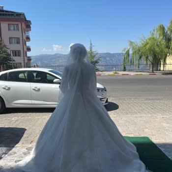 Konya Aysira Şubesinde Gelinlik Teslimindeki Temizlik Ve Tamir Eksikliği, Müşteri Sorumluluk Reddi