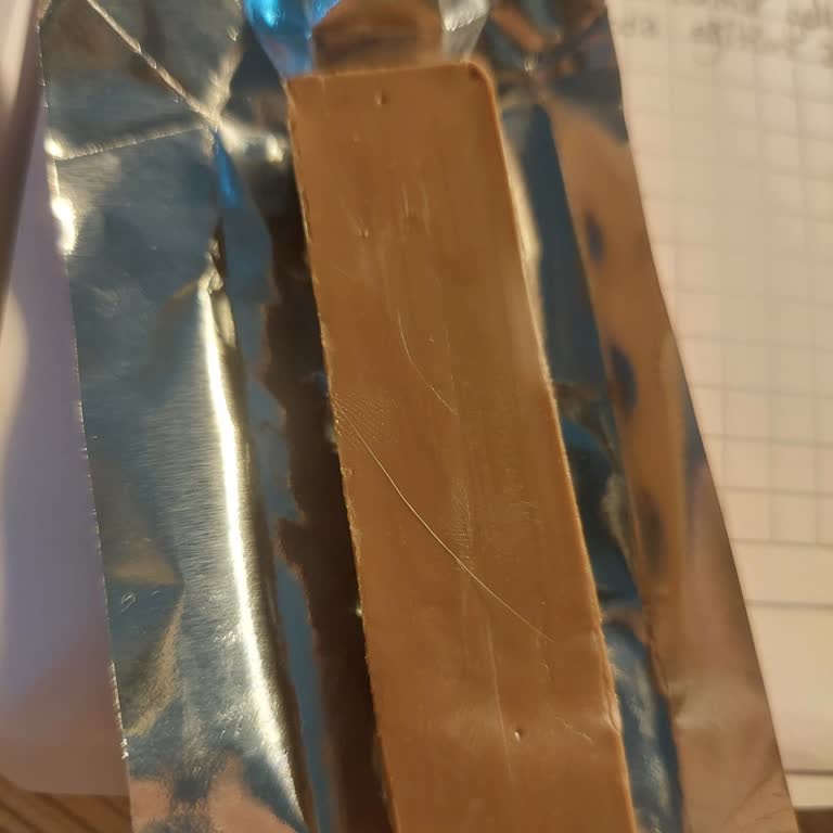 Kinder Çikolatasında Uzun Beyaz Kıl Ve Cevapsız Şikayet