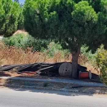 Türk Telekom Kabloları Yürüyüş Yolu Ve Kaldırımı Depo Gibi Kullanıyor, Güvenliği Tehdit Ediyor