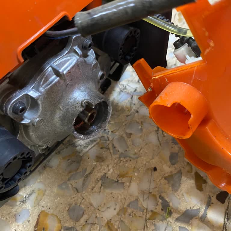 Husqvarna 555 RXT Balata Kovanı Aniden Kırıldı Ve Yetkili Servis Yanıt Vermedi