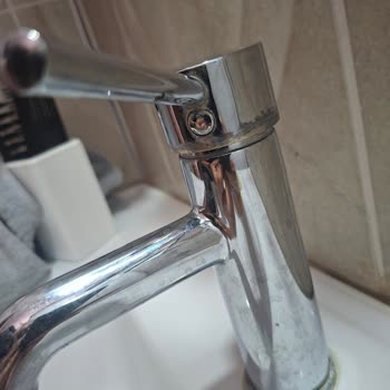Fatura Olmadan Artema Lavabo Bataryasında Çözülmeyen Damlatma Ve Kararma Sorunu