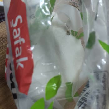 Şeker Paketi İçinde Ölü Arı Ve Yabancı Maddeler