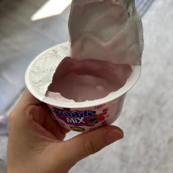 Yarım Kutu Sütaş Bubble Mix Yoğurtta İçerik Eksikliği