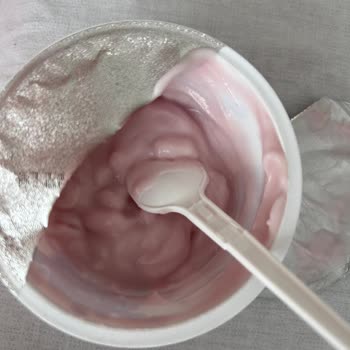 Yarım Kutu Sütaş Bubble Mix Yoğurtta İçerik Eksikliği