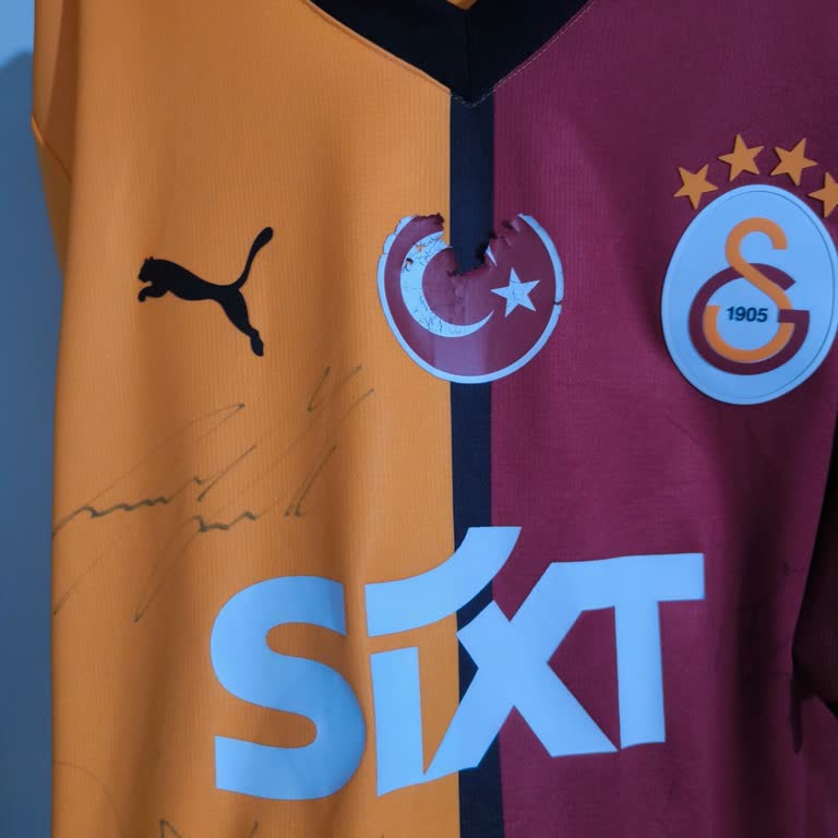 İmzalı Galatasaray Formamda Bayrak Kısmı Yıktı, Ücretsiz Onarım Talep Ediyorum