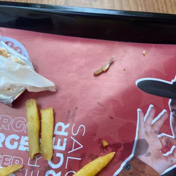 Hamburgerde Kemik Parçası Çıktı, Sağlık Riski Ve Ücret İadesi Talebi