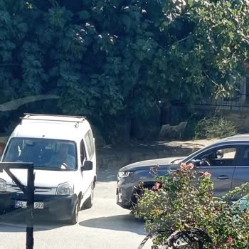 Okul Kavşağında Park Engeli Görüşü Engelliyor, Haftalık Kazalara Sebep Oluyor