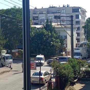 Okul Kavşağında Park Engeli Görüşü Engelliyor, Haftalık Kazalara Sebep Oluyor