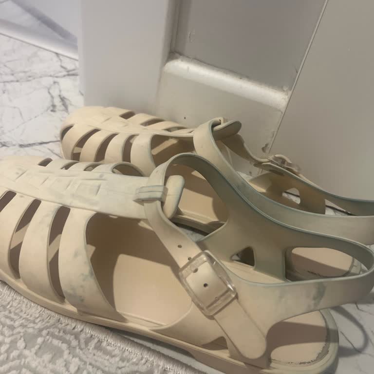 Renk Akıtan Tesettür Mayo Ve Sandalet Hasarı