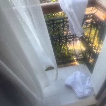 Küçük Oda, Balkon Hayal Kırıklığı Ve Çalışmayan Televizyon Nedeniyle Mağduriyet