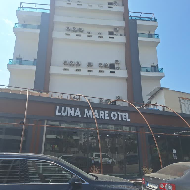 Luna Mare Resort Otel Odamızın Temizlenmemiş Olduğunu, Her Yerin Toz İçinde Olduğunu Gördük