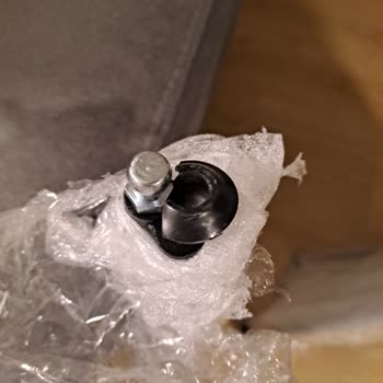 Kırık Masa Ayağı Plastik Parçaları Ve Uyumsuz Sandalye Bağlantısı