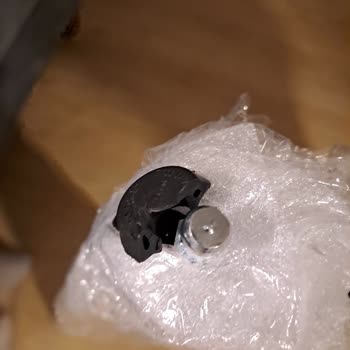 Kırık Masa Ayağı Plastik Parçaları Ve Uyumsuz Sandalye Bağlantısı