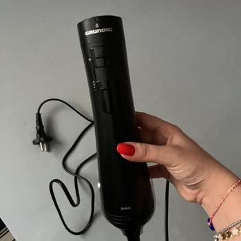 Yanma Kokusu Ve Kızaran Motor Nedeniyle Grundig Saç Şekillendiricisinin Değiştirilmesi Talebi