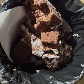 Taze Olduğu Söylenen Pastada Mazot Tadı Ve Saygısız Personel