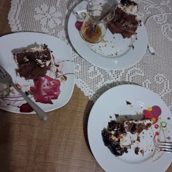 Taze Olduğu Söylenen Pastada Mazot Tadı Ve Saygısız Personel