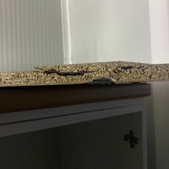 Bauhaus Mutfak Dolabında Eksik Ve Kırık Parçalar