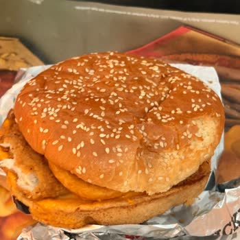 Arby's Şubesinde Soğuk Ve Bayat Hamburger, Özensiz Hazırlama Ve Kalite Kontrol İhlali