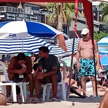Altınkum Sahilinde Şemsiyeli Alanların Keyfi Parsellenmesi Ve Zorla Uzaklaştırılması