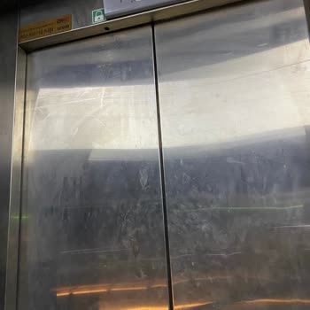 Menemen Üst Geçidi Asansör Ve Yürüyen Merdiven Çalışmıyor, Hijyen Kokusuyla Mahsur
