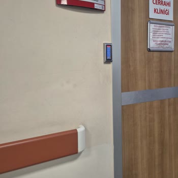 Bekletilen Hasta Ve Saygısız Doktor Tutumu
