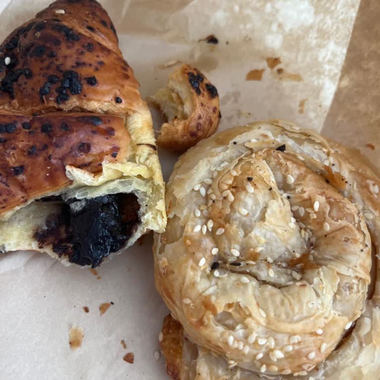 Taze Ürün Kategorisinde Bayat Kruvasan Ve Börek Gönderilmesi