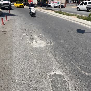 Mimarsinan Caddesi Bozuk Asfalt Ve Yetersiz Altyapı Dolayı Tehlikeli Sürüş