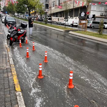 Mimarsinan Caddesi Bozuk Asfalt Ve Yetersiz Altyapı Dolayı Tehlikeli Sürüş