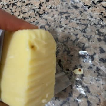 BİM Gündoğdu Yarım Yağlı Kaşarda Siyah Yabancı Madde Bulundu Sağlık Endişesi